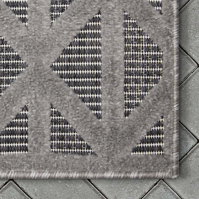 Sila Modern Geometric Gray 5'3" x 7'3" Synthetic Indoor/Outdoor Rug