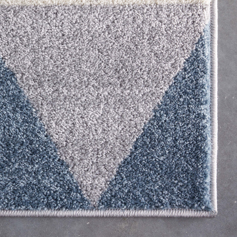 Nova Gray Geometric 5' x 7' Synthetic Area Rug