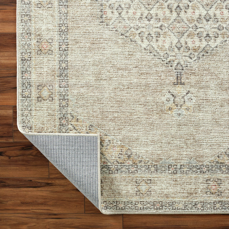 Vintage Medallion Lila 6'7" x 9' Rectangular Area Rug in Gray