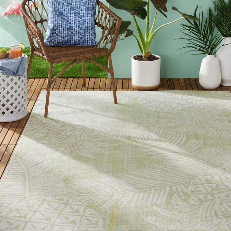 Green and Ivory 5' x 7' Synthetic Rectangular Indoor/Outdoor Area Rug