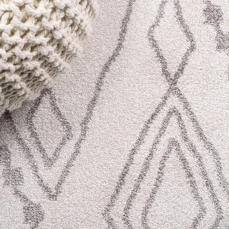 Ivory and Gray Trellis Synthetic Easy-Care Area Rug - 5' x 8'