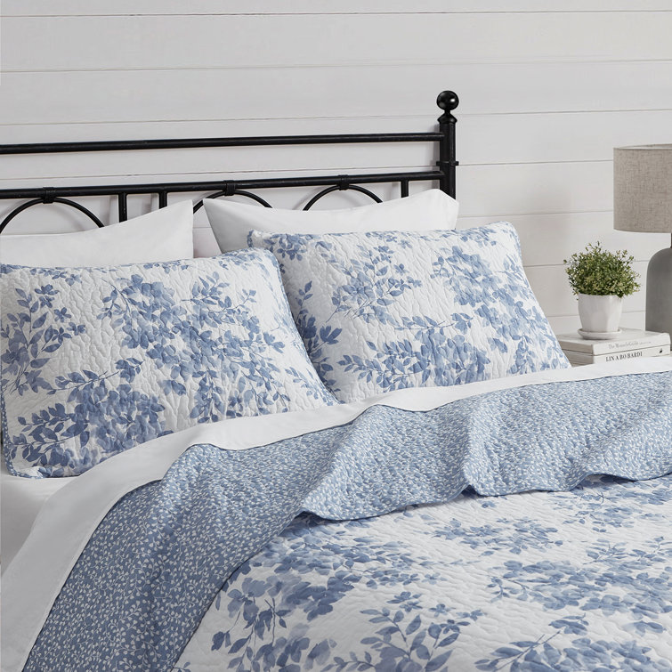 Philomena Twin White and Blue Reversible Cotton Quilt Set