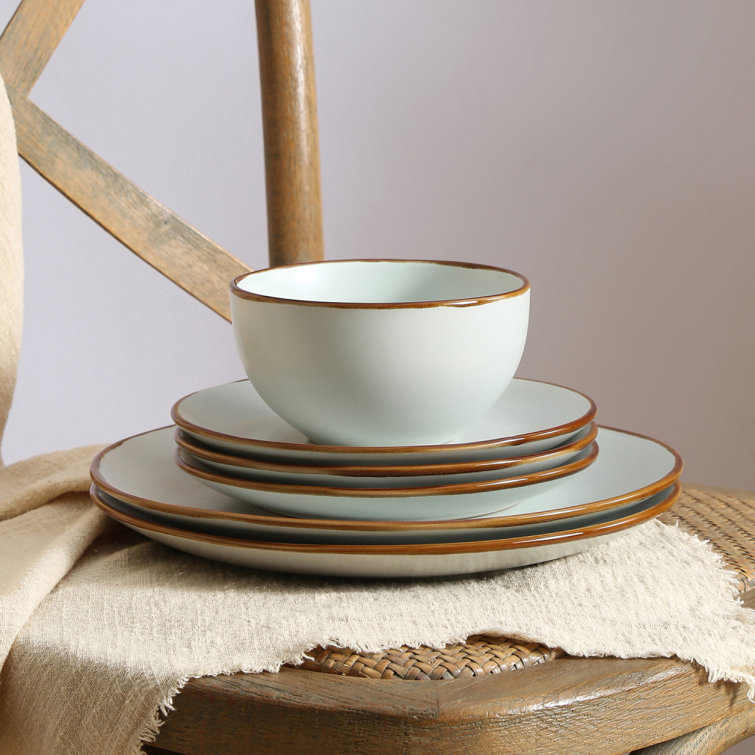 Light Green Ceramic 16-Piece Dinnerware Set with Metallic Band
