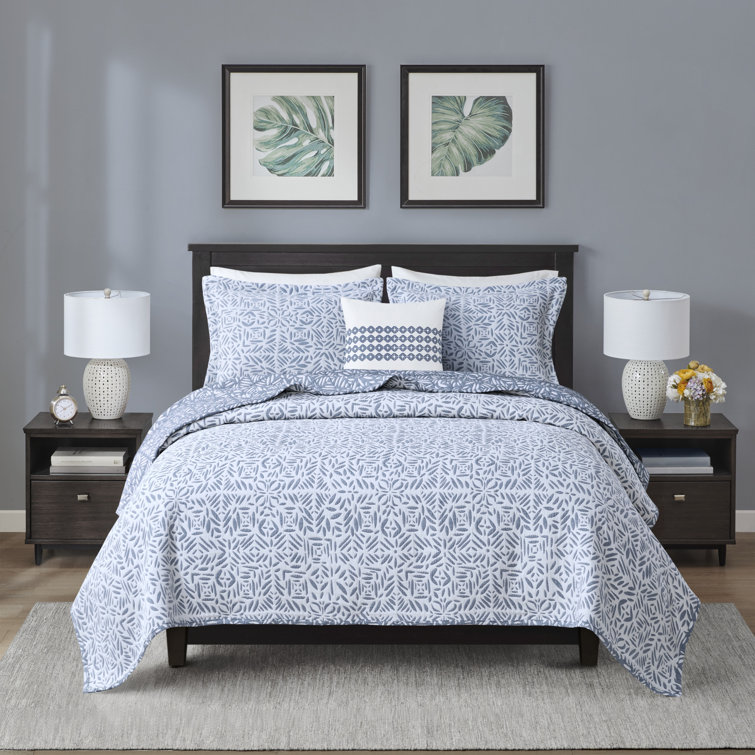 Blue Reversible Cotton King Quilt Set with Embroidered Pillow