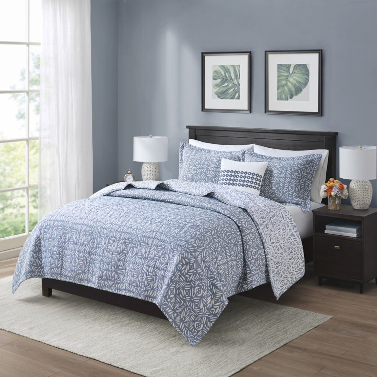 Blue Reversible Cotton King Quilt Set with Embroidered Pillow