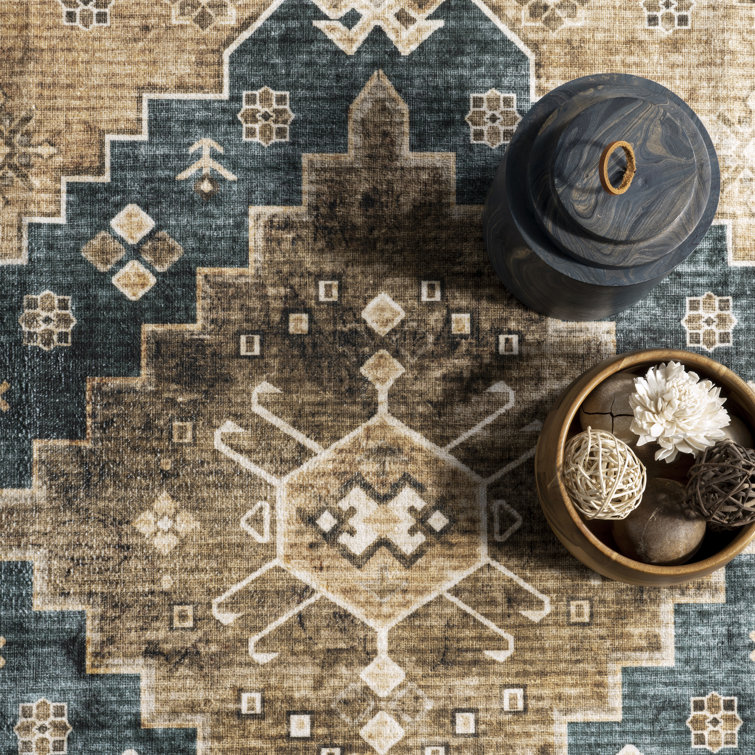 Dorota Hunter Green Geometric Synthetic 3' x 5' Area Rug