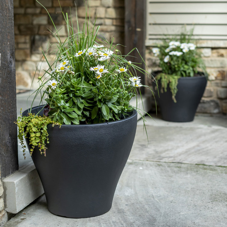 Fernway Onyx Black 25-Quart Weather-Resistant Round Planter