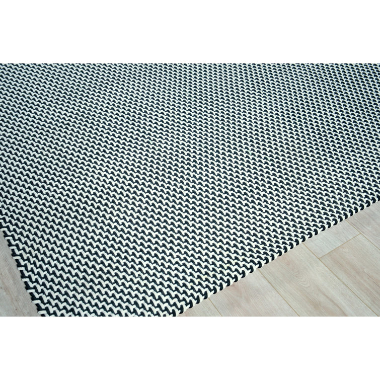 Handmade Rectangular White and Black Synthetic Indoor/Outdoor Rug