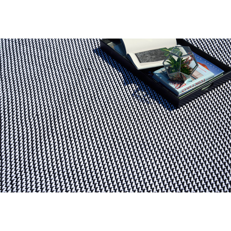 Handmade Rectangular White and Black Synthetic Indoor/Outdoor Rug