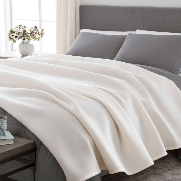 Luxurious King-Sized Ivory Fleece Reversible Blanket