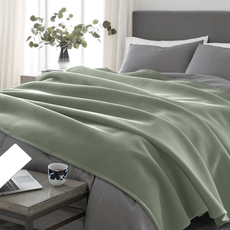 Luxurious King-Sized Ivory Fleece Reversible Blanket