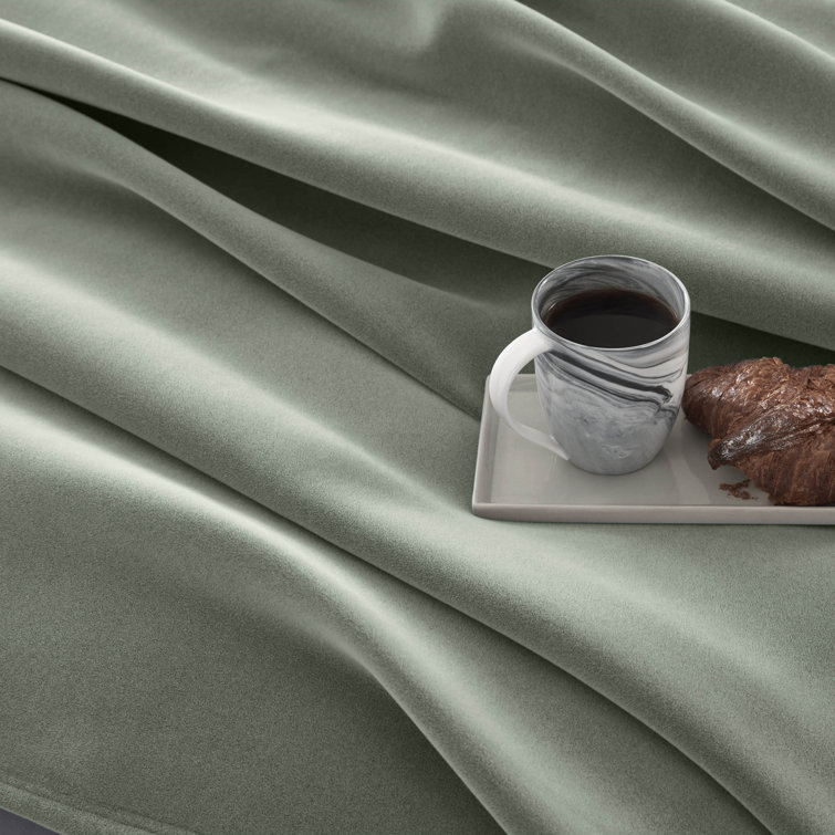 Luxurious King-Sized Ivory Fleece Reversible Blanket