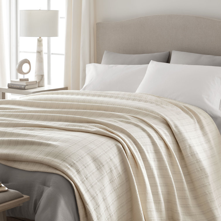 Luxurious King-Sized Chevron Cotton Blanket in Ecru