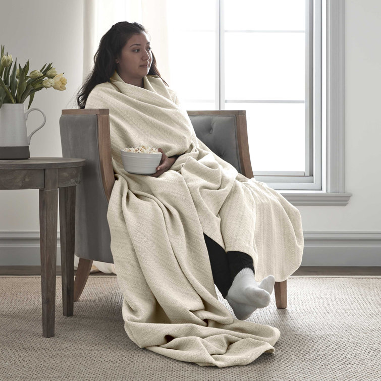 Luxurious King-Sized Chevron Cotton Blanket in Ecru