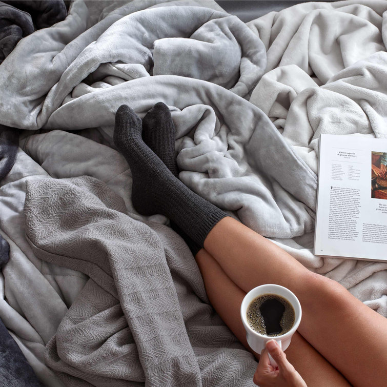 Luxurious King-Sized Chevron Cotton Blanket in Soft Gray