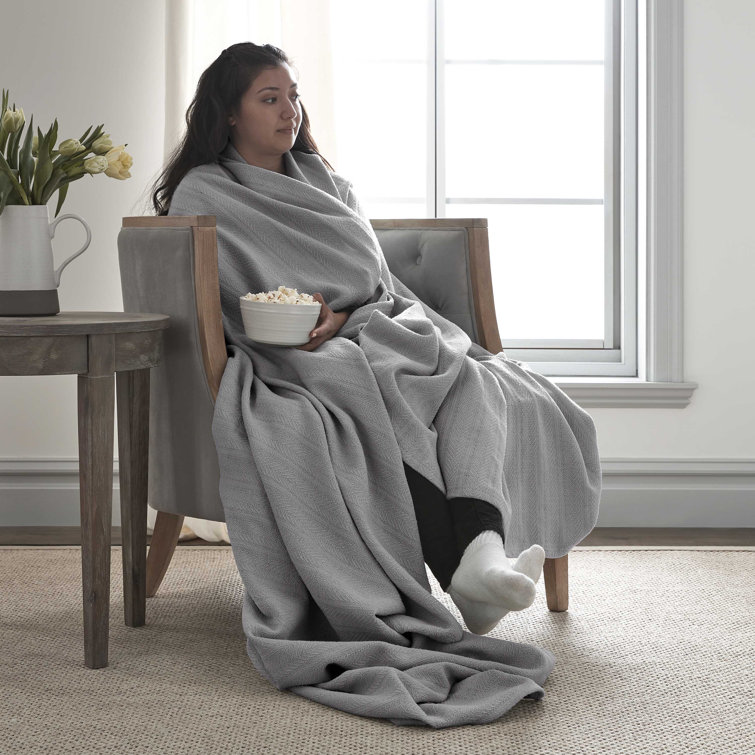 Luxurious King-Sized Chevron Cotton Blanket in Soft Gray