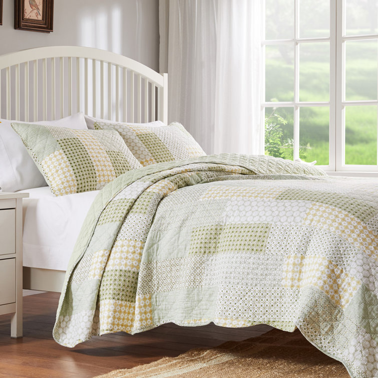 Elegant Twin Microfiber Quilt Set in White, Reversible Design