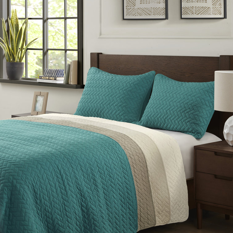 Peacock Velvet King Quilt Set with Cotton Herringbone Pattern