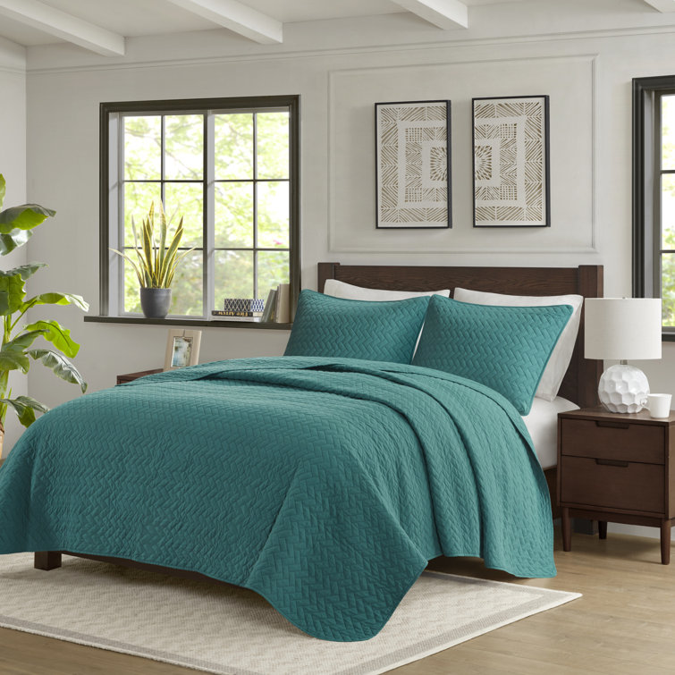 Peacock Velvet King Quilt Set with Cotton Herringbone Pattern
