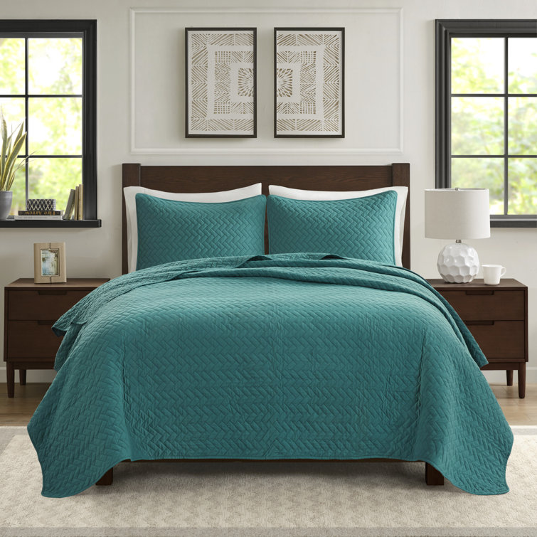 Peacock Velvet King Quilt Set with Cotton Herringbone Pattern