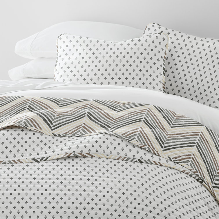 Noble Linens Diamond Chevron King-Size Reversible Quilt Set in Light Gray