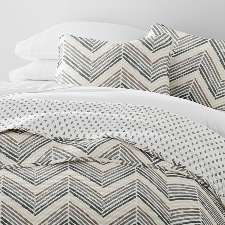 Noble Linens Diamond Chevron King-Size Reversible Quilt Set in Light Gray