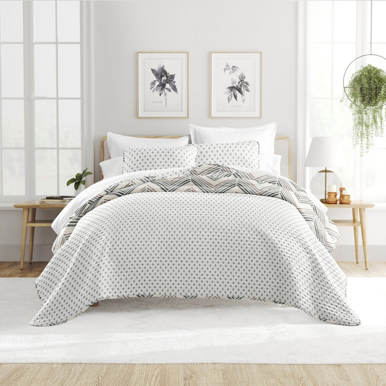 Noble Linens Diamond Chevron King-Size Reversible Quilt Set in Light Gray