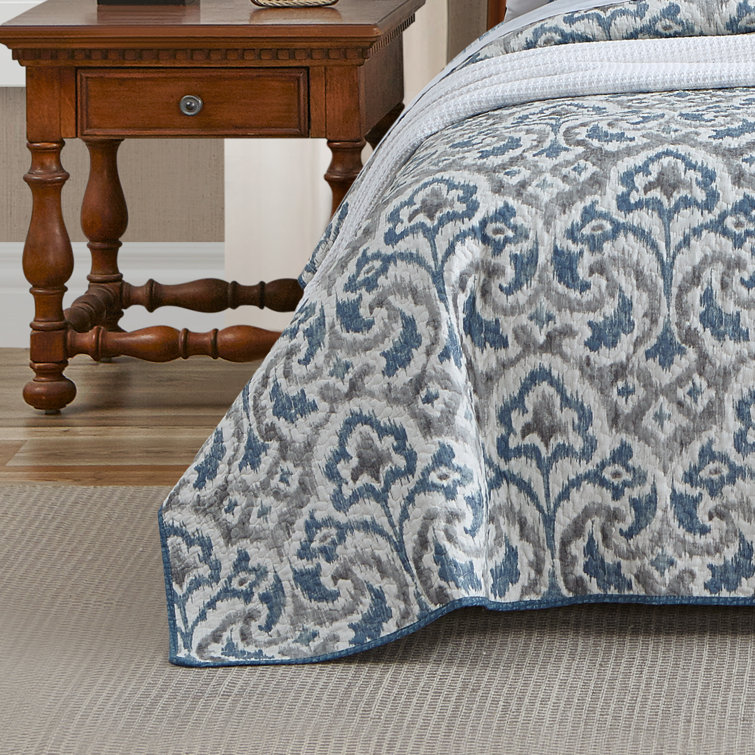 Coastal Breeze Twin Cotton Quilt Set with Reversible Blue Design