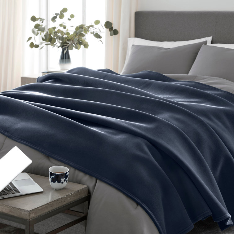 Luxurious King-Sized Ivory Fleece Reversible Blanket
