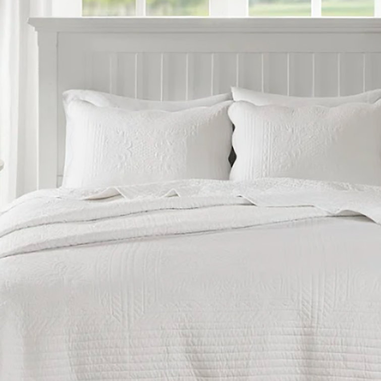 White Full Microfiber Reversible Scalloped Edge Quilt Set