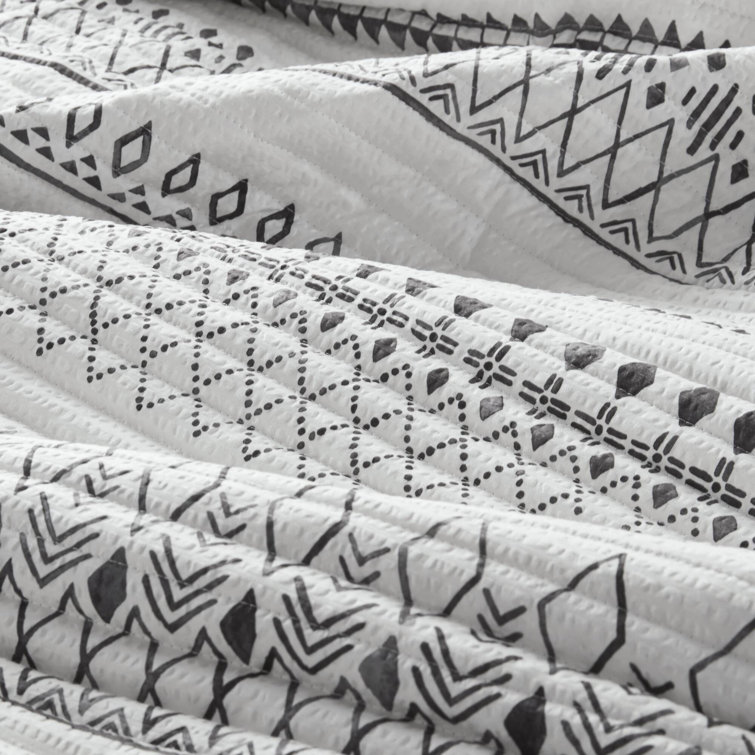 King Black and White Reversible Microfiber Quilt Set
