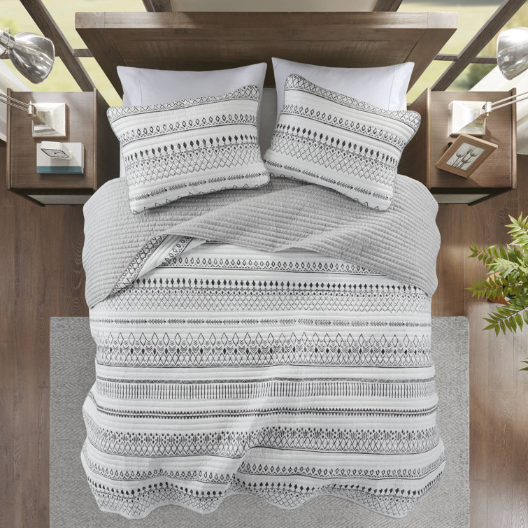 King Black and White Reversible Microfiber Quilt Set