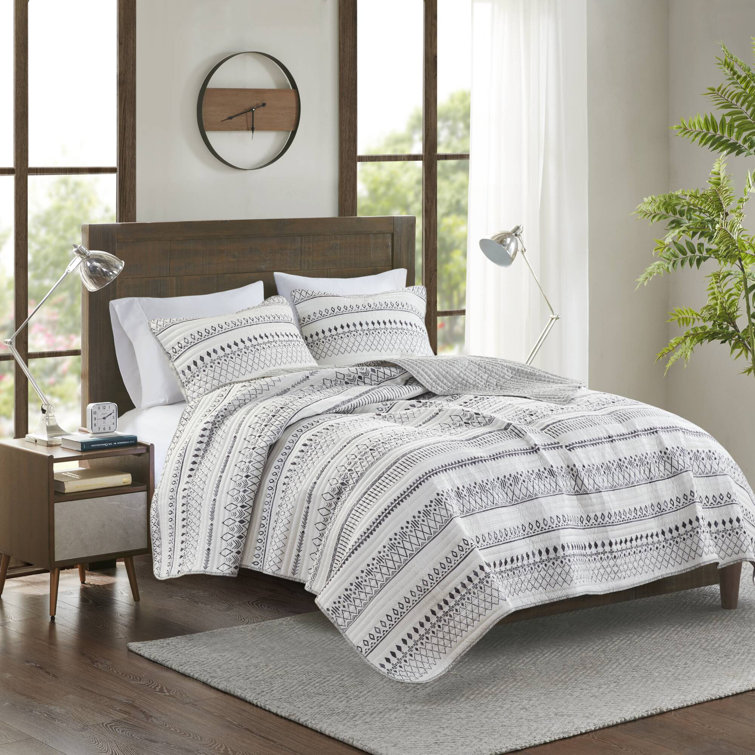 King Black and White Reversible Microfiber Quilt Set