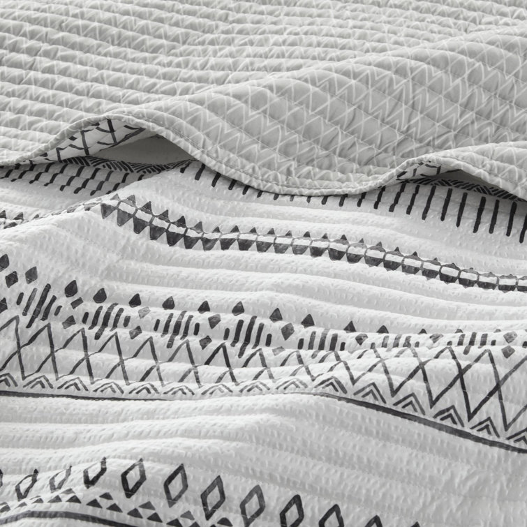 King Black and White Reversible Microfiber Quilt Set