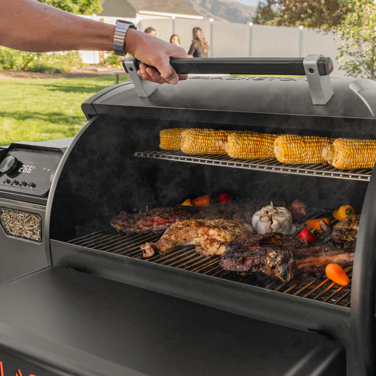 Black Painted Steel 900 Pellet Grill with Stainless Steel Cooking Surface