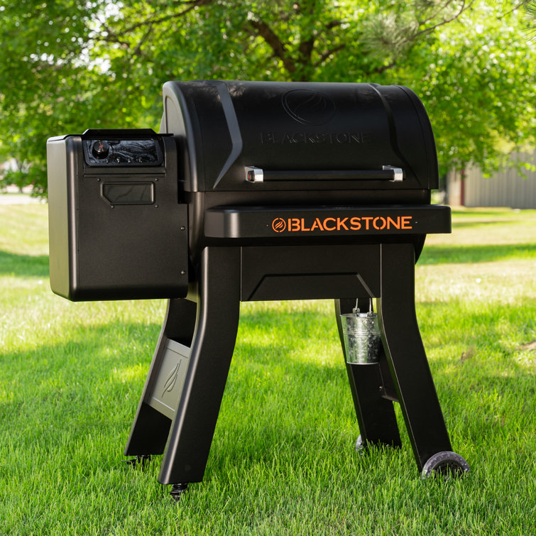 Black Painted Steel 900 Pellet Grill with Stainless Steel Cooking Surface