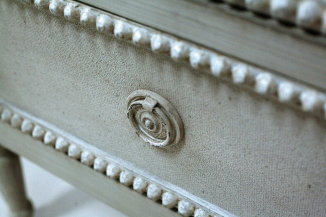 Caroline Coastal Gray & White Mahogany 4-Drawer Chest