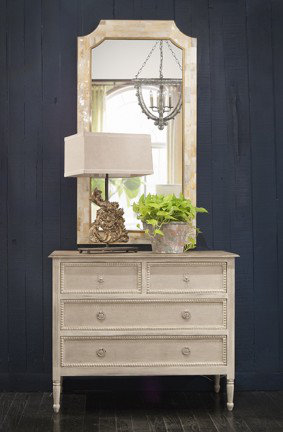 Caroline Coastal Gray & White Mahogany 4-Drawer Chest