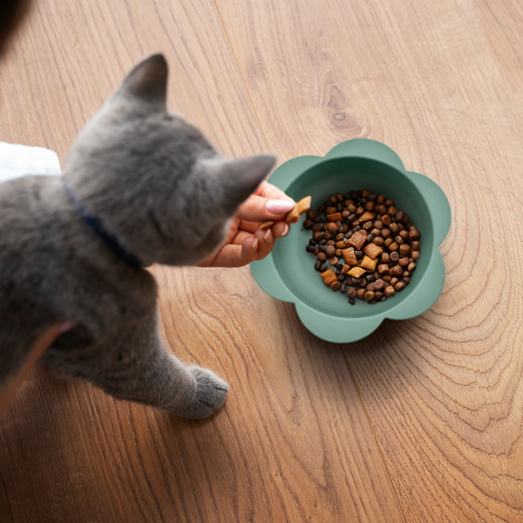 Green Flower-Shaped Silicone Pet Bowl with Non-Slip Suction Base