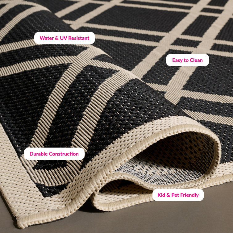 Safavieh Courtyard 5'3" x 7'7" Black and Beige Synthetic Area Rug
