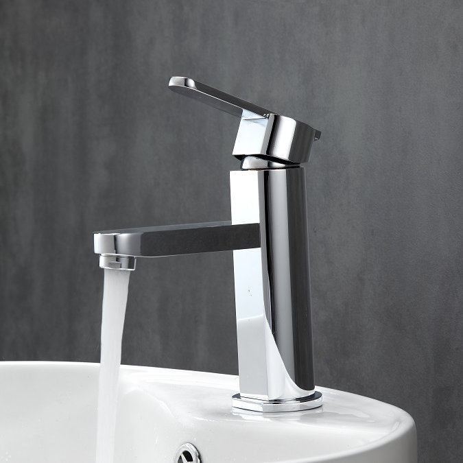 Polished Chrome Single-Handle Modern Bathroom Faucet