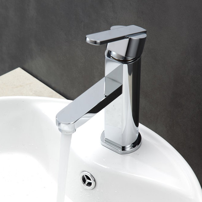 Polished Chrome Single-Handle Modern Bathroom Faucet