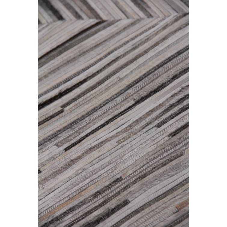 Handmade Gray Geometric Cowhide Chevron Area Rug