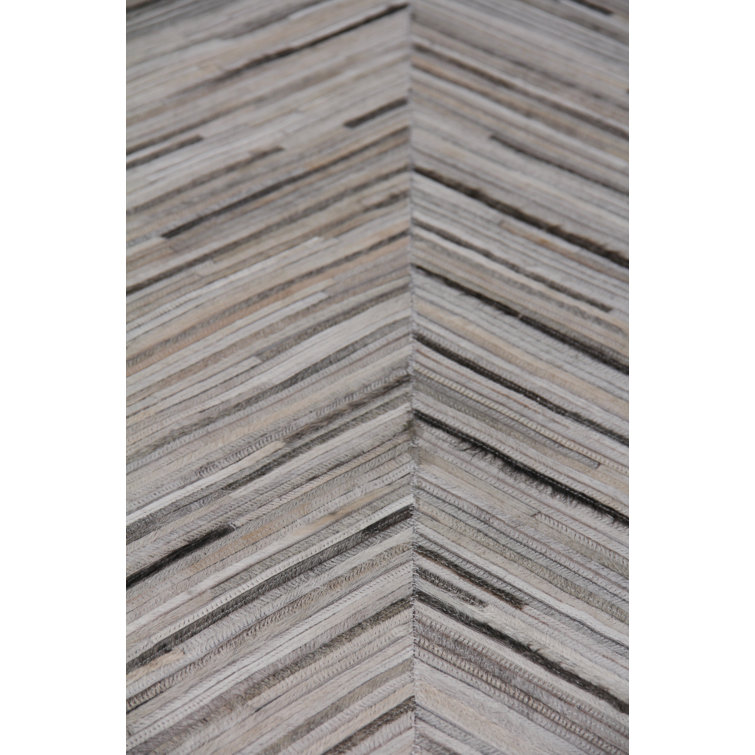 Handmade Gray Geometric Cowhide Chevron Area Rug