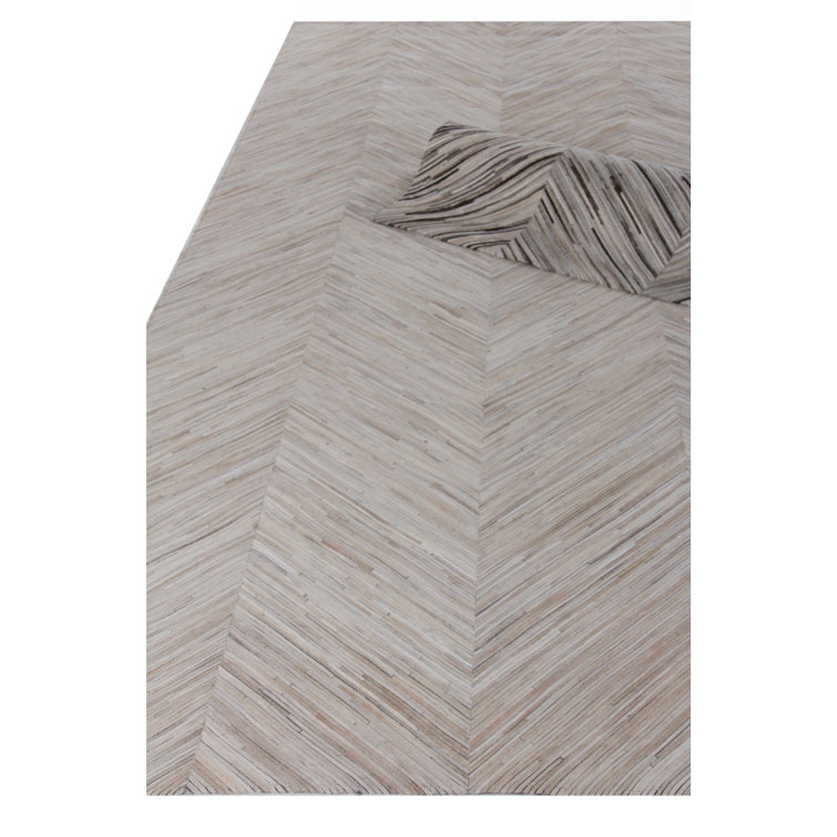Handmade Gray Geometric Cowhide Chevron Area Rug