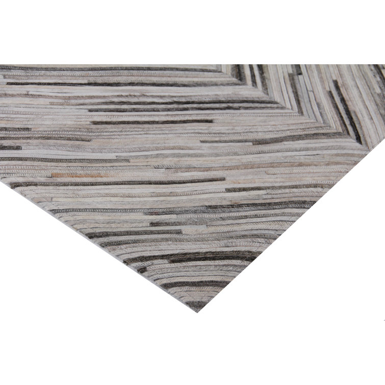Handmade Gray Geometric Cowhide Chevron Area Rug