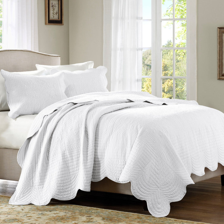 White Full Microfiber Reversible Scalloped Edge Quilt Set