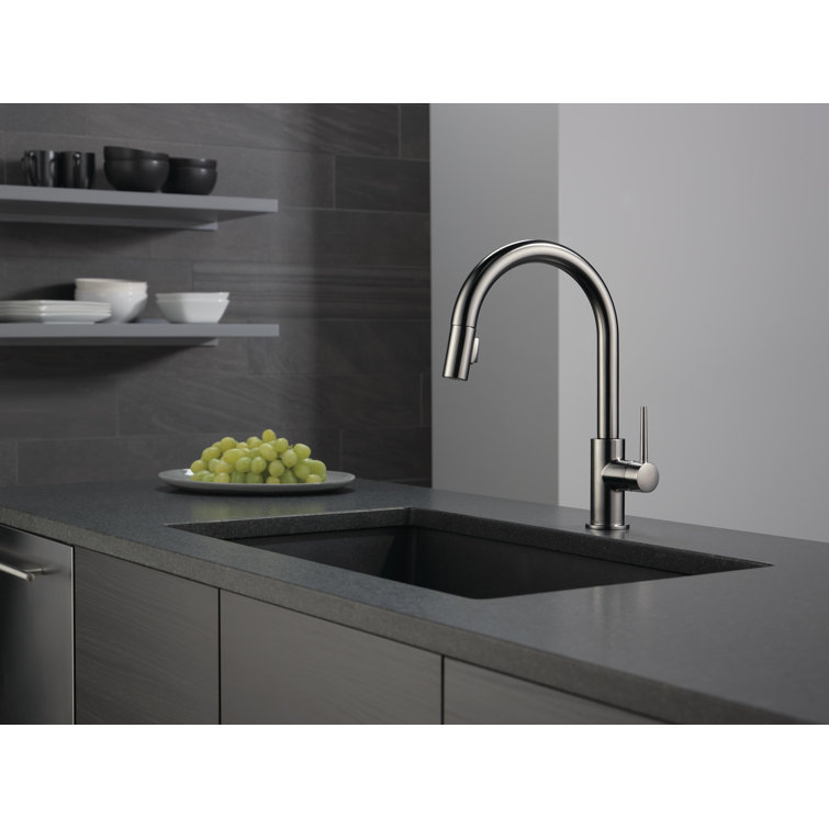 Elegant Arctic Stainless Pull-Down Kitchen Faucet with Magnetic Docking