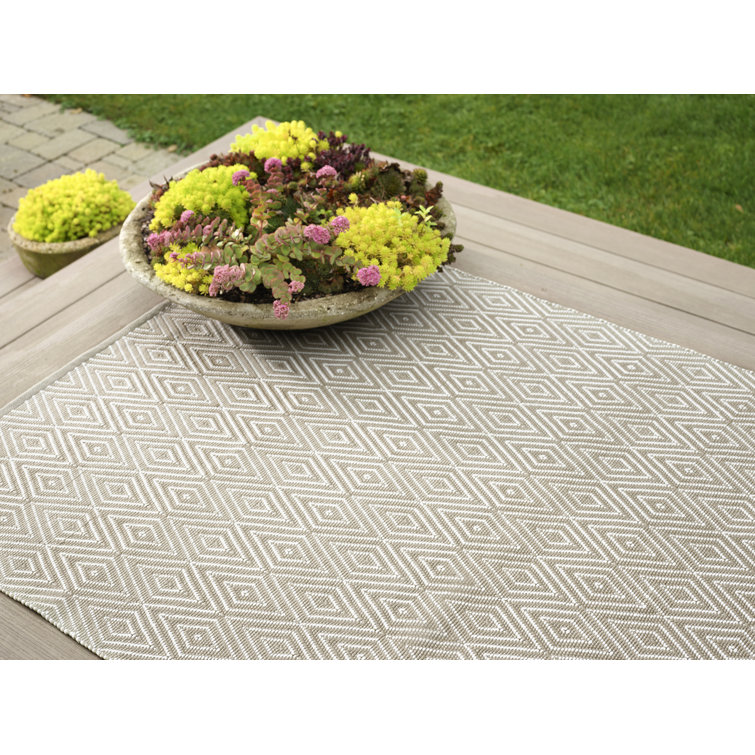 Platinum and White Diamond Pattern 4' x 6' Reversible Rug