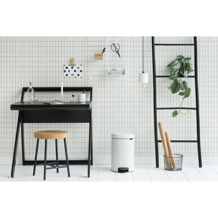 White Plastic Round Pedal Trash Can, 20 Liters